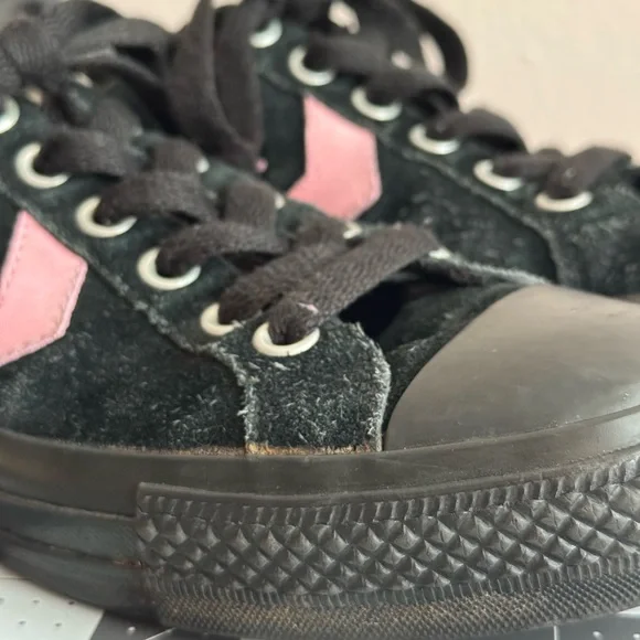 Converse Re-Issue Low Top Sneakers Black Pink Chevron Suede Women’s Size 8 - Picture 2 of 16